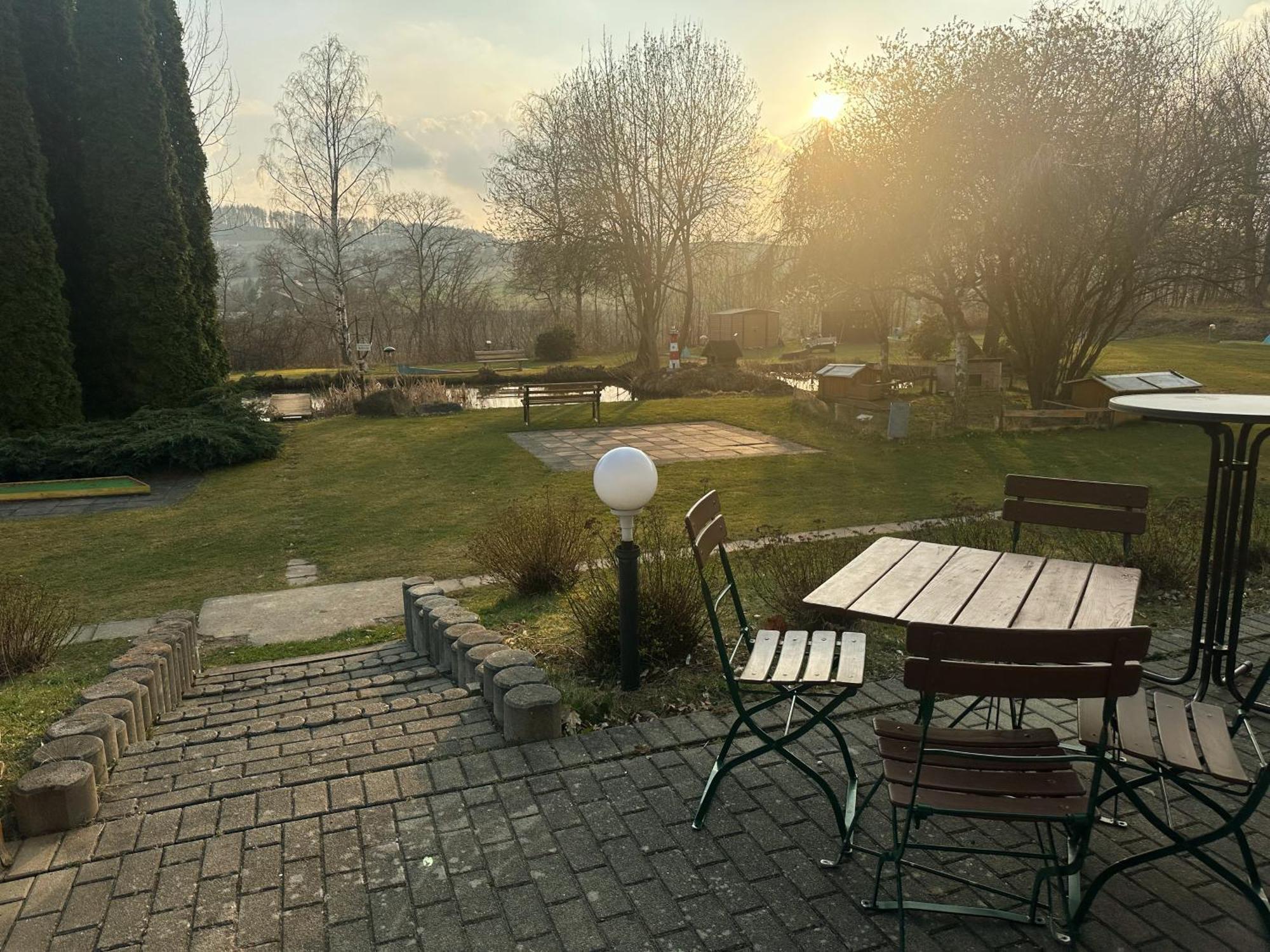 Hotel Am Laerchenberg I Fruehstueck, Wlan, Parkplatz Schirgiswalde-Kirschau Exterior foto